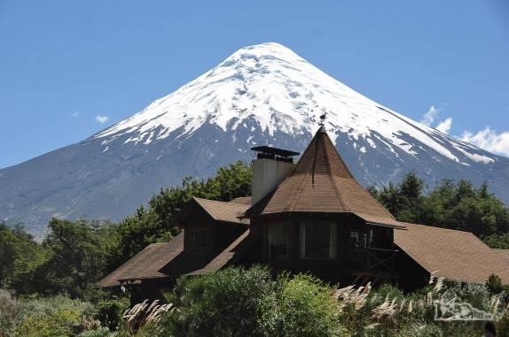 Um hotel aos pés do vulcão Osorno, na pequena Petrohué, na rota entre Puerto Varas, no sul do Chile, e Bariloche, na Argentina